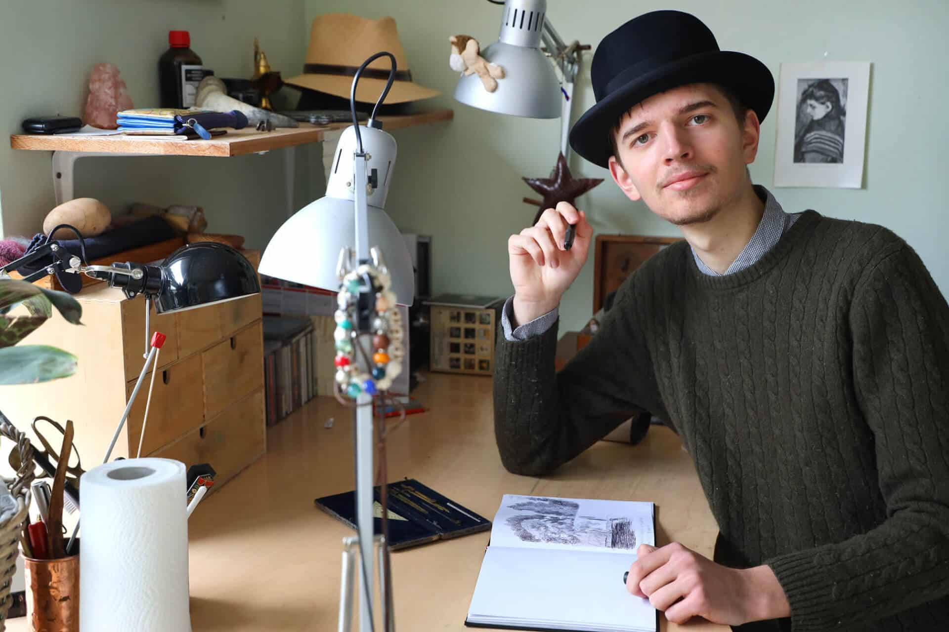 Oliver Lyster i sit atelier — fra Helsingør Dagblad